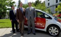 Schwarzenegger testeaza Mitsubishi i-MiEV