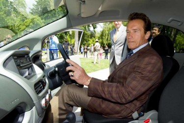 Schwarzenegger la volanul i-MiEV